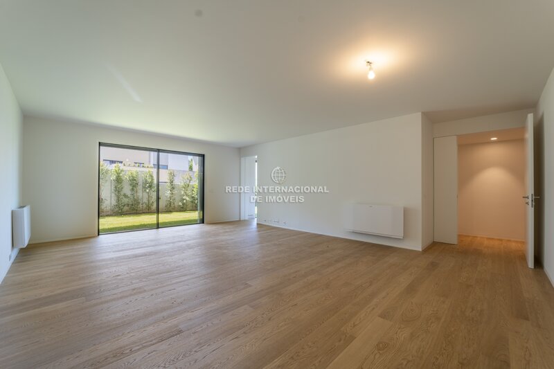 Apartamento T4 com terraço e jardim, junto ao Parque da Cidade