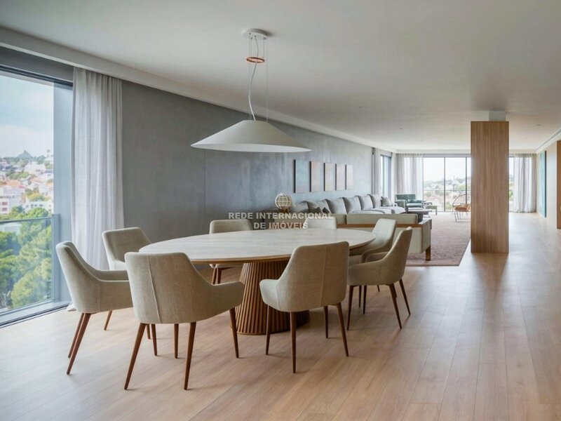 Apartamento T5, com vista mar, junto à praia do Tamariz