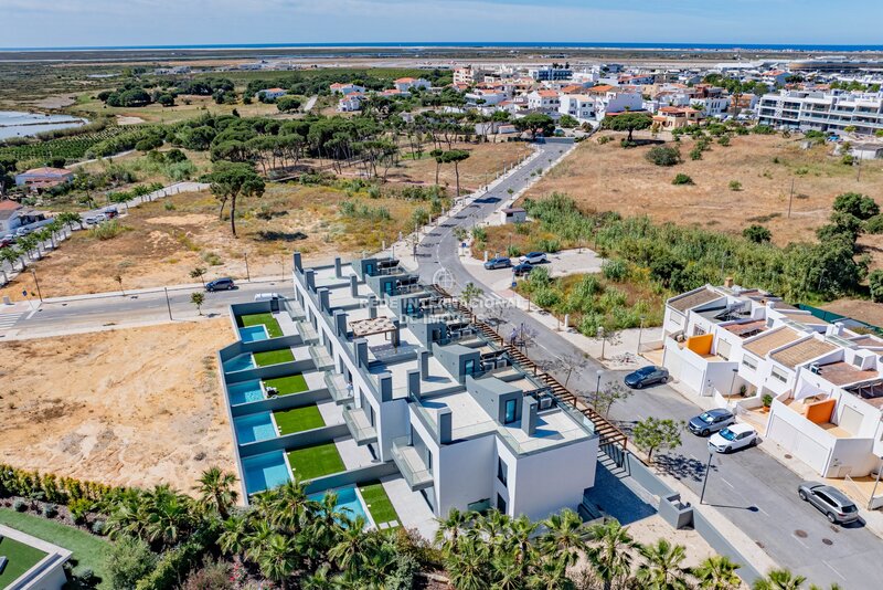 Apartamento com vista mar T4 Montenegro Faro - cozinha equipada, piscina, jardim, terraço, ar condicionado, painéis solares, piso radiante, vista mar