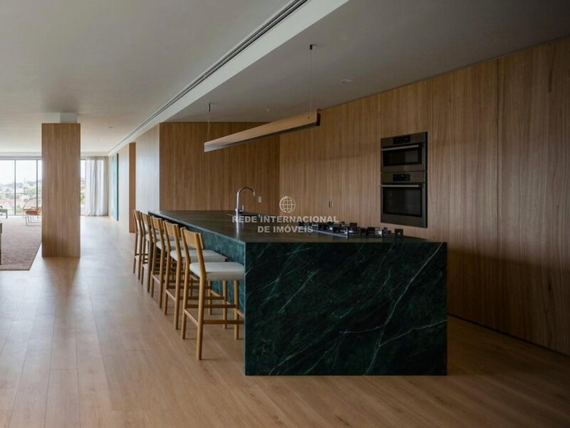 Apartamento T5, em construção a 200m da praia do Tamariz