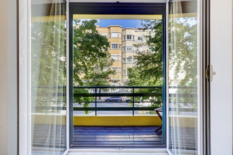 Apartamento T2+1 com varanda, na Avenida Joao XXI