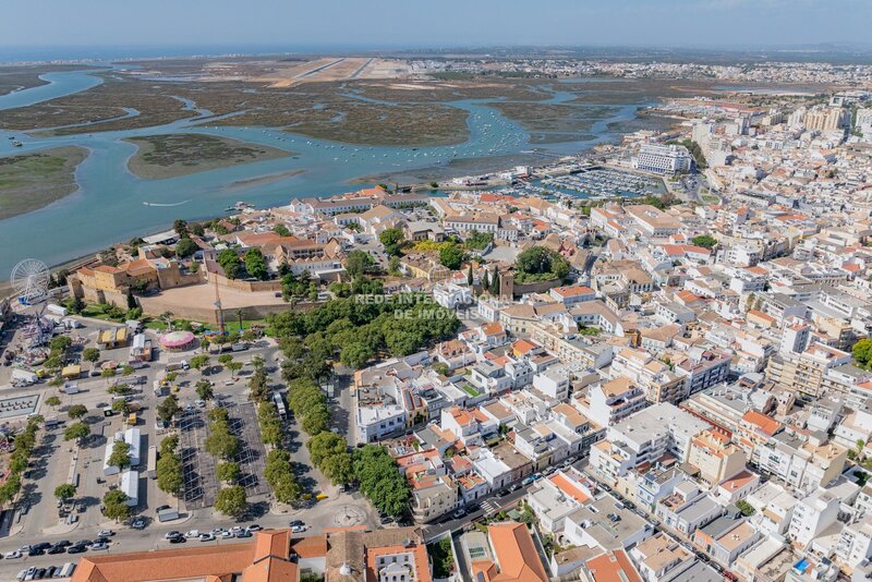 House 4 bedrooms Refurbished in the center Baixa Faro - terraces, garage, excellent location, barbecue, store room, balcony