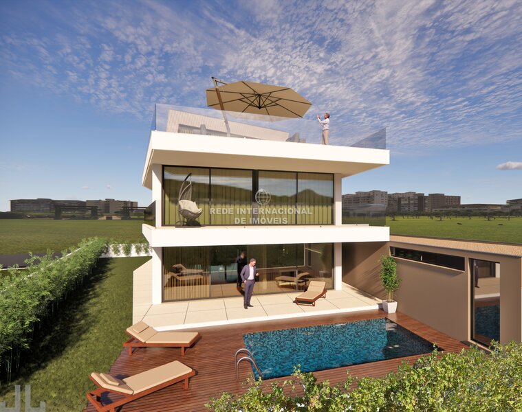 Moradia isolada T4+1 com piscina e vistas de mar, junto à praia de Miramar