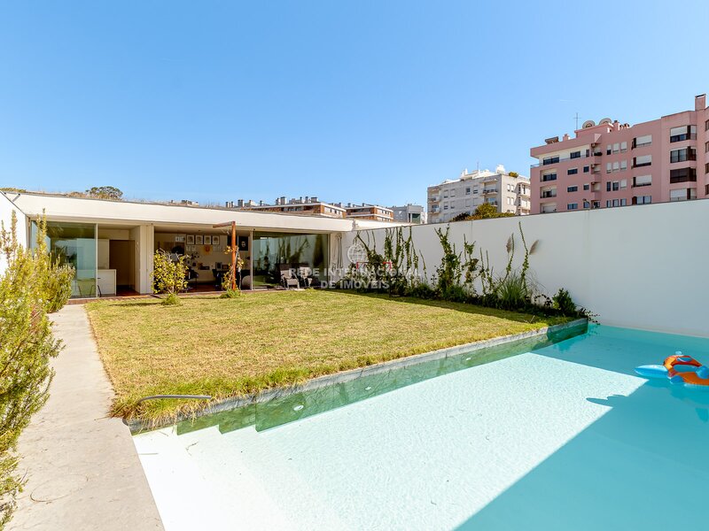 Moradia T4 no Paço do Lumiar, com jardim, piscina e garagem