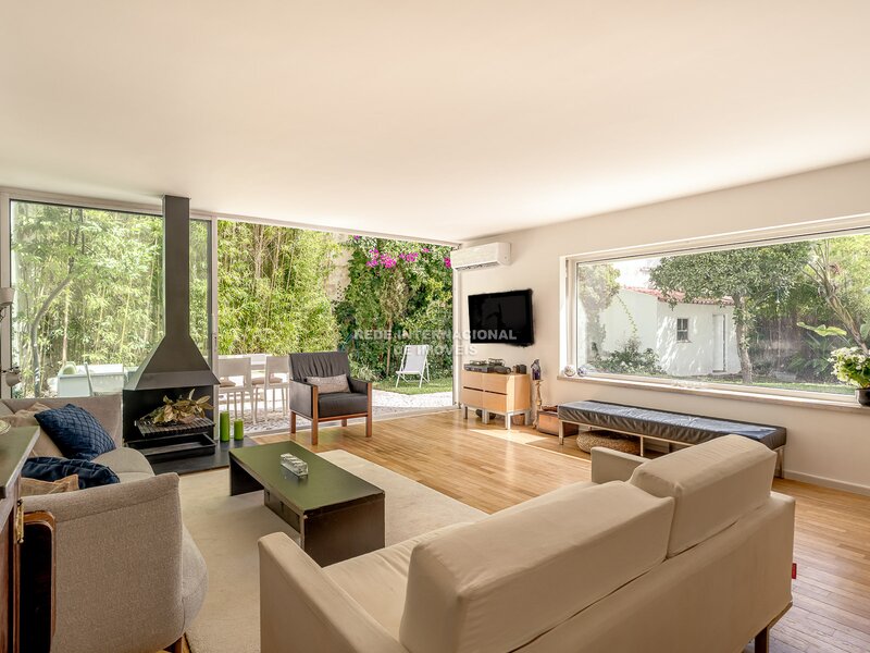 Moradia V4 Estrela (lapa) Lisboa - aquecimento central, piscina, lareira, jardim, ar condicionado, cozinha equipada, zonas verdes, garagem, painéis solares, vista rio