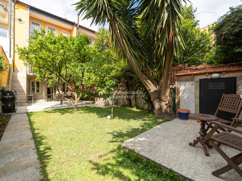 House 4 bedrooms Renovated center Bonfim Porto - balcony, central heating, green areas, garden, garage