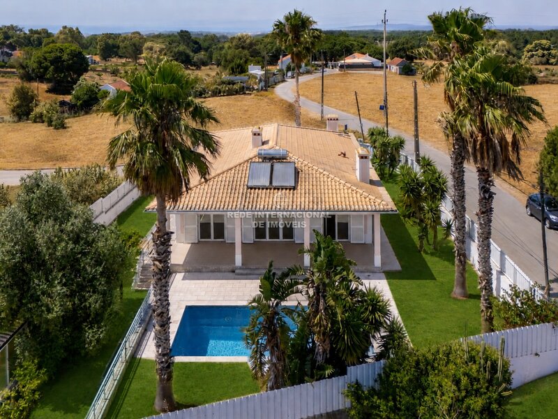 Moradia Isolada V5 Caixas Castelo (Sesimbra) - piscina, painéis solares, portão automático, lareira, terraço, aquecimento central, bbq, excelente localização, cozinha equipada