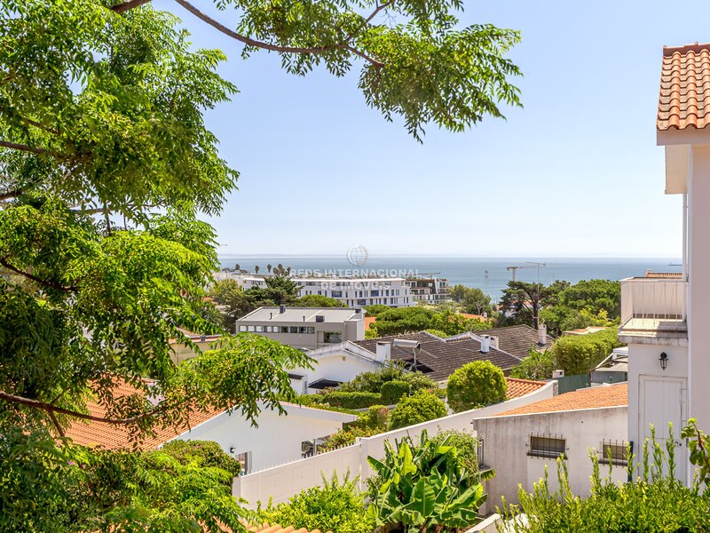 House Isolated excellent condition 6 bedrooms Centro (cascais) - sea view, terrace, garden, green areas