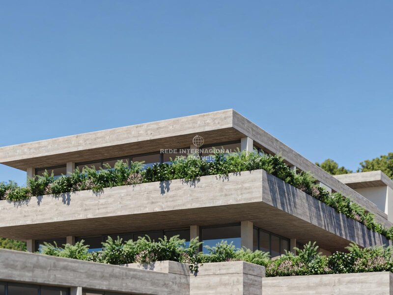 Apartamento T3+1 no Estoril com terraço, piscina privada e garagem