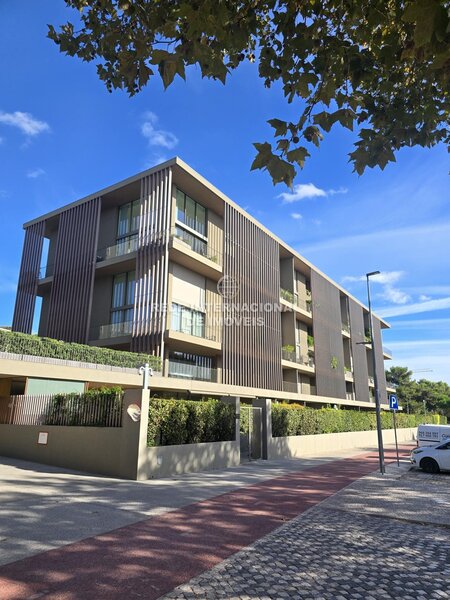 Apartamento T3 duplex em Cascais com rooftop e vista mar