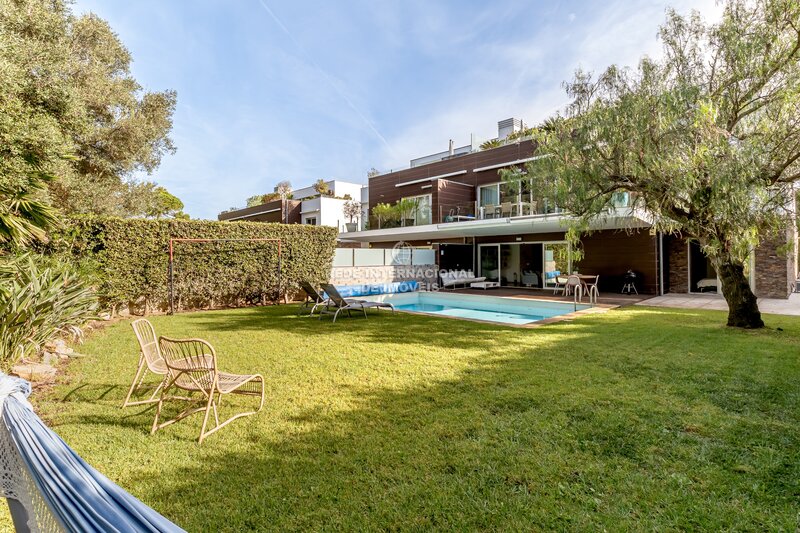 Apartamento T3 com jardim e piscina privativos na Costa da Guia, Cascais