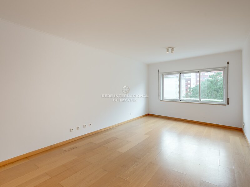 Apartamento T3, com garagem e arrecadação, no Alto do Lumiar