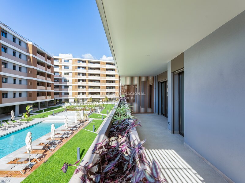 Apartamento T2 com varanda e estacionamento em Telheiras