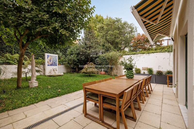 Moradia T4 com jardim, terraço e garagem na Foz Velha