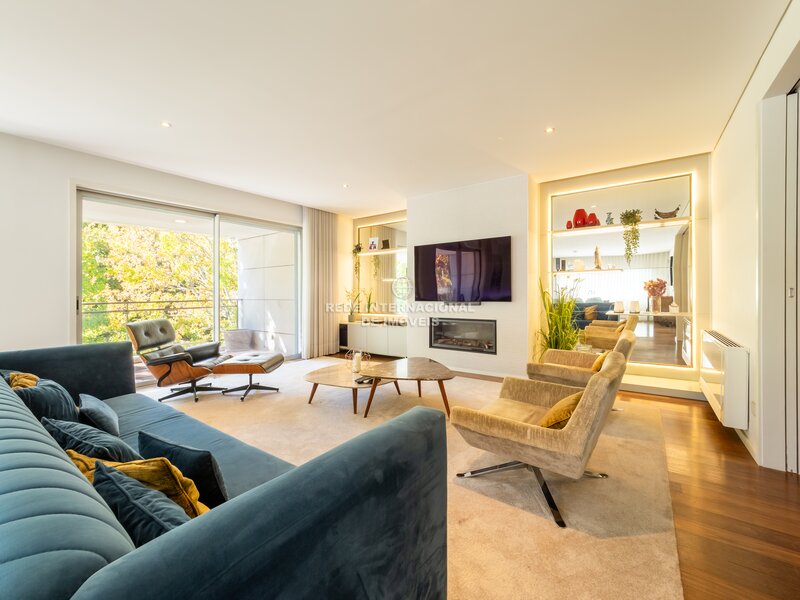 Apartamento T6 no Fluvial, com garagem box fechada