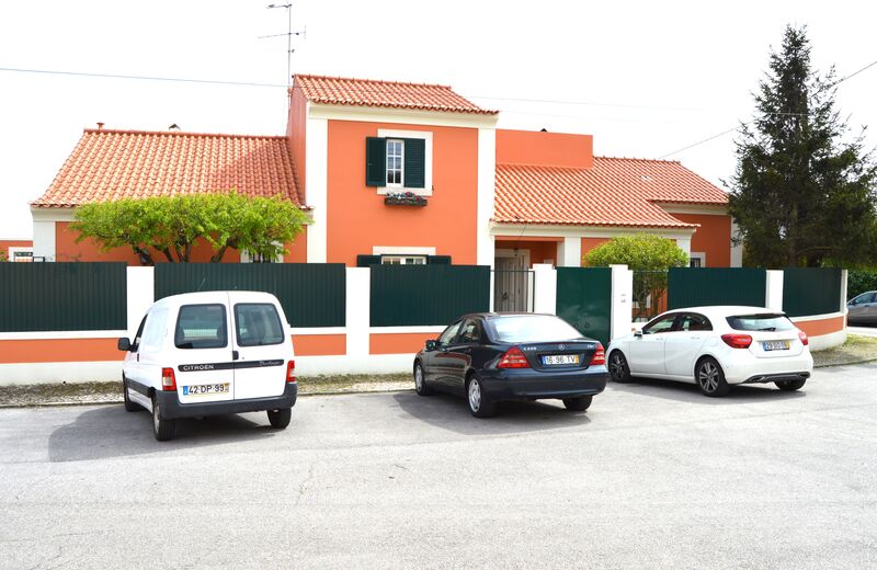 Venda de Moradia V5 Remodelada Albarraque Rio de Mouro Sintra - painéis solares, garagem, cozinha equipada, jardim, piscina, terraço
