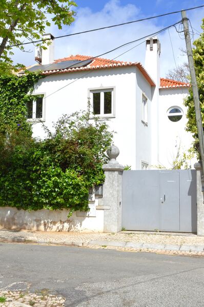 House 4 bedrooms in the center Cascais - fireplace, equipped kitchen, garden