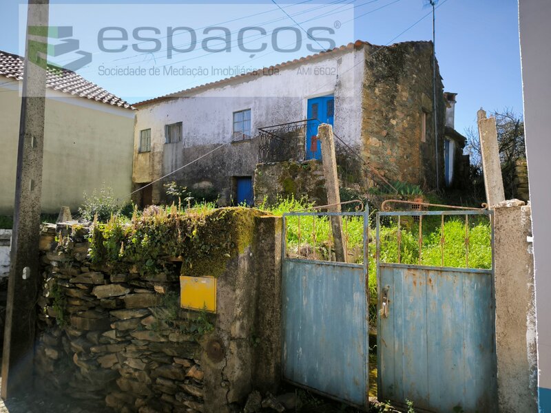 Casa antiga em pedra com quintal e anexos - Tripeiro
