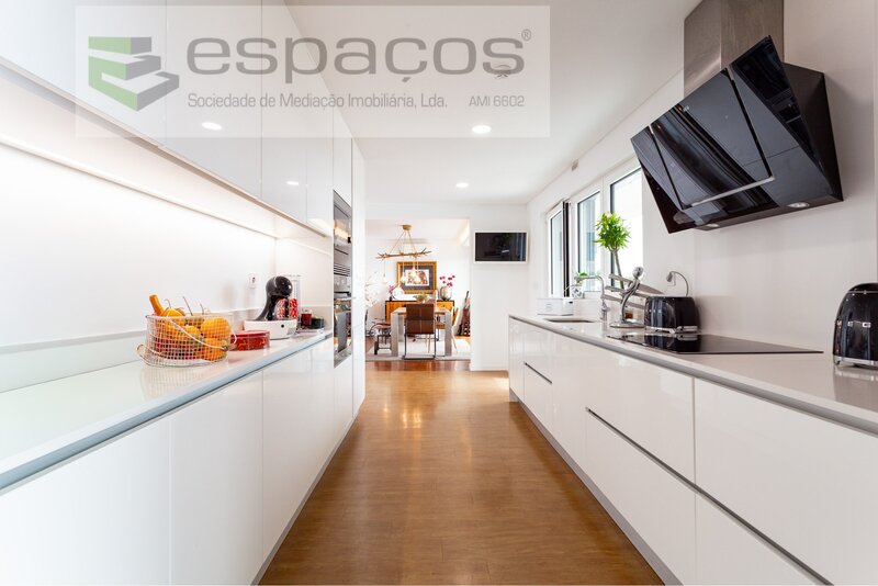 Excelente Penthouse T4 com Terraço Privativo, Varanda, Box, Vista Rio, Quinta da Parreirinha