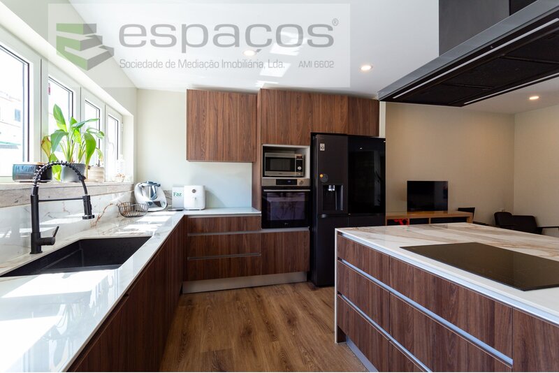 Moradia T2 remodelada, em banda situada no Bairro da Petrogal