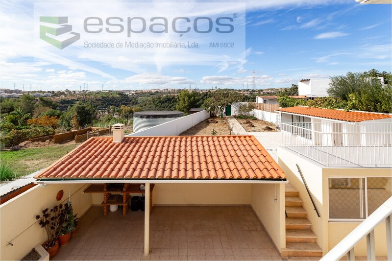 Moradia T7 com Terreno de Cultivo, 2 Garagens e Vista desafogada, Bobadela, Loures