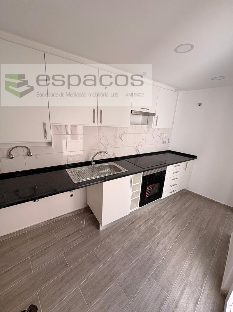 Apartamento remodelado em prédio histórico junto ao comboio