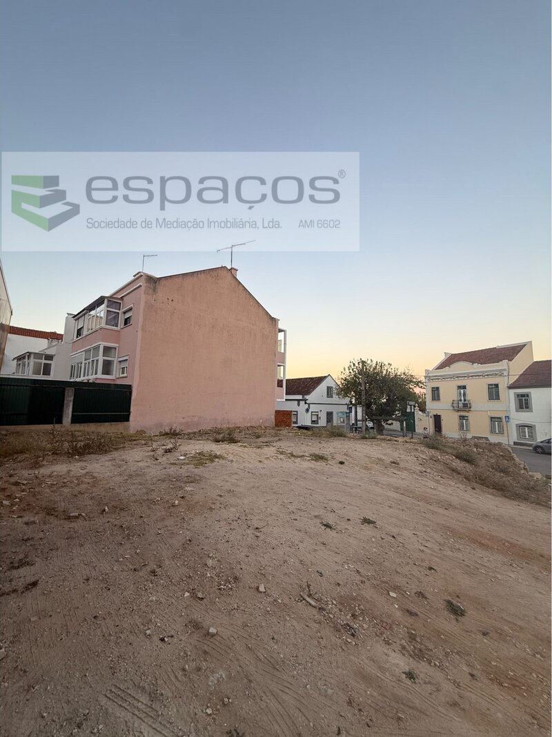 Terreno à venda para Construção de prédio na Castanheira do Ribatejo e Cachoeiras