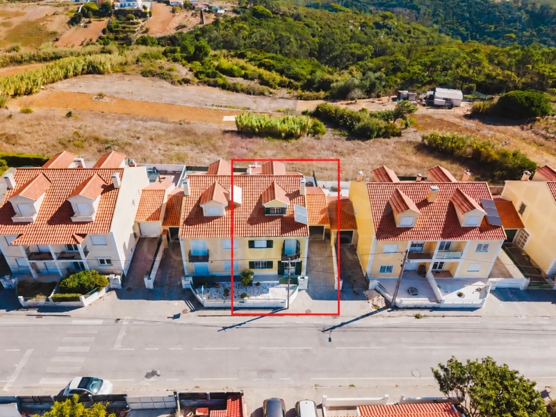 Moradia T3+1 pronta a habitar Garagem fechada, pátio com churrasqueira e a 5 min das praias