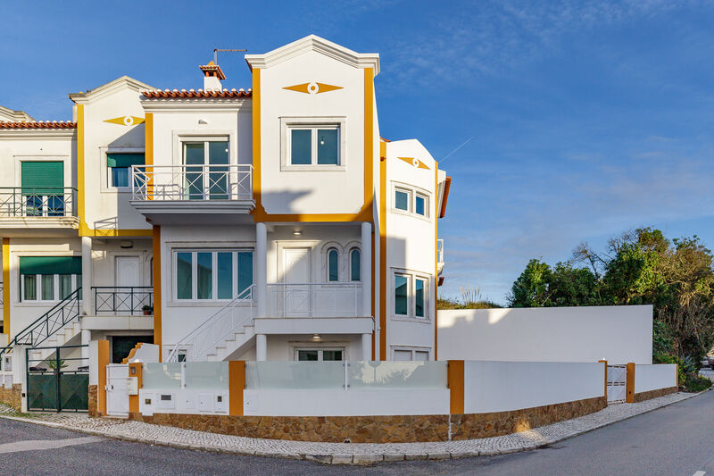 House V3 Renovated in the center Ericeira Mafra - barbecue, equipped kitchen, sea view, swimming pool, balcony, garage, garden