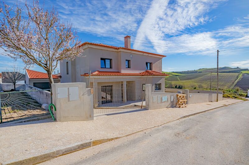 House nieuw V6 Encarnação Mafra - automatic gate, garden, solar panels, balcony, garage, swimming pool, equipped kitchen