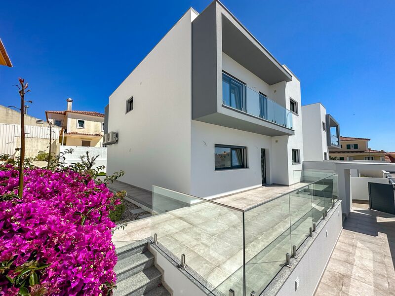 House V3 Modern Mafra Ericeira - air conditioning, equipped kitchen, garage, solar panels, garden, balcony