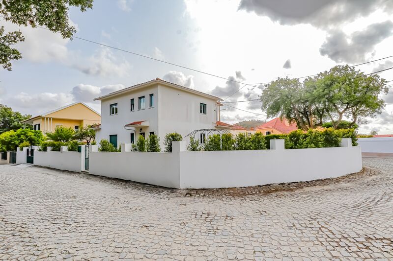 House Isolated in the center V5 Malveira Mafra - barbecue, garden, fireplace, central heating, boiler, garage, equipped kitchen, terrace, automatic gate