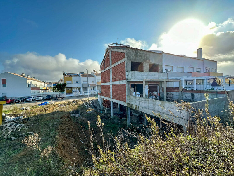 участок под строительство Mafra - возможность строительства, гараж, электричество