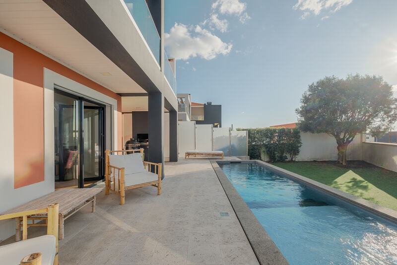 House V4 As new Ericeira Mafra - underfloor heating, garden, balcony, solar panels, double glazing, sea view, barbecue, fireplace, equipped kitchen, garage, swimming pool