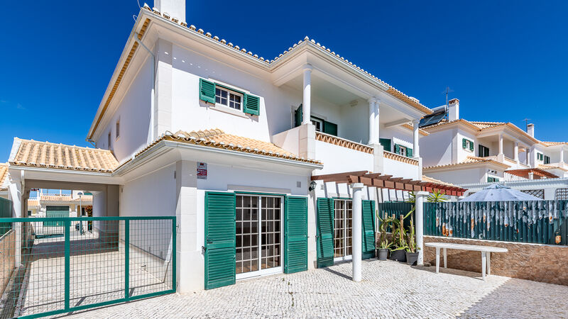 House 5 bedrooms excellent condition Ericeira Mafra - equipped kitchen, fireplace, playground, green areas, barbecue, balcony, automatic gate, central heating, balconies