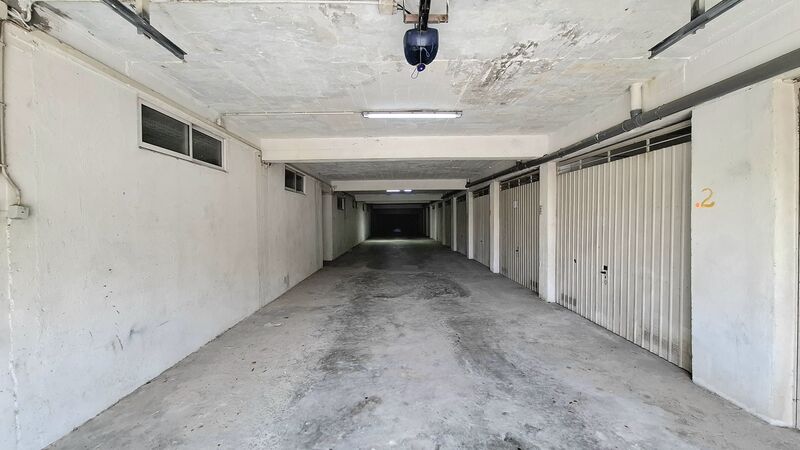 Lugar de garagem com 18m2 Ericeira Mafra - portão automático, fácil acesso