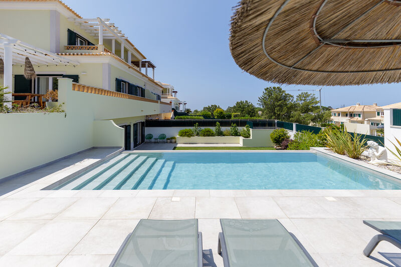 Moradia V6 em excelente estado Ericeira Mafra - cozinha equipada, portão automático, garagem, alarme, parque infantil, varandas, jardim, piscina, piso radiante, zonas verdes