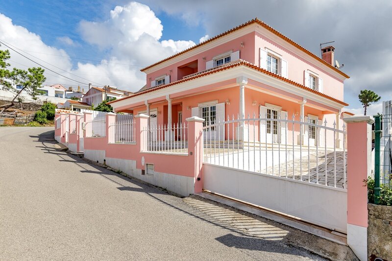 Vende Moradia T6 - Ericeira 2 km, A Casa das Casas