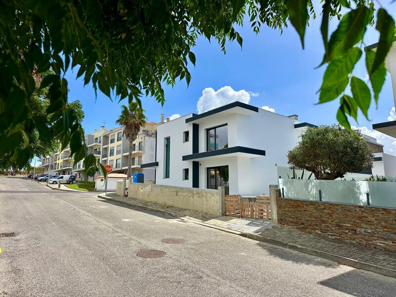 Vende Moradia T4, Ericeira 8 km, A Casa das Casas