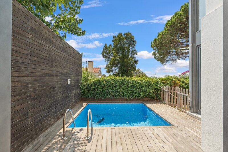 Moradia T4 com Jardim, Piscina e Vista Rio Restelo