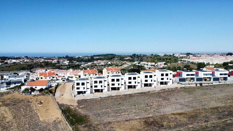 Moradia T4, com piscina em Condomínio privado