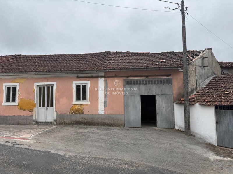 Moradia Térrea para Recuperar com Garagem em Caranguejeira, Leiria