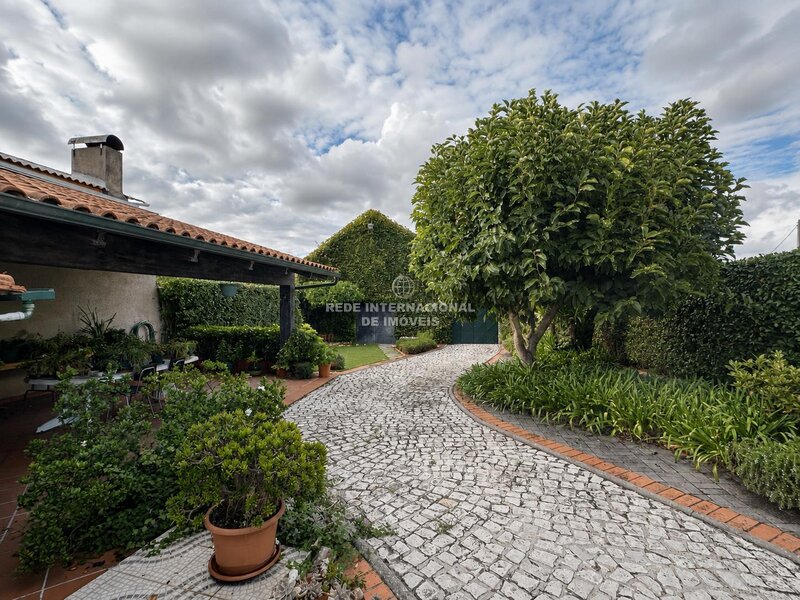 Moradia térrea T3+1 com jardim e espaços de lazer Silveiro, Oiã