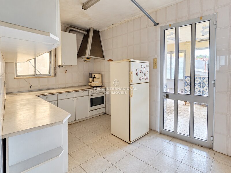 Moradia T2+1 com logradouro e terreno localizada em Esgueira
