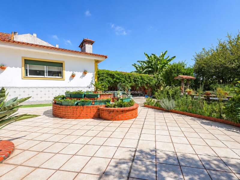 Moradia T3 junto às Escolas de Esgueira com Jardim e Garagem para 4 Carros