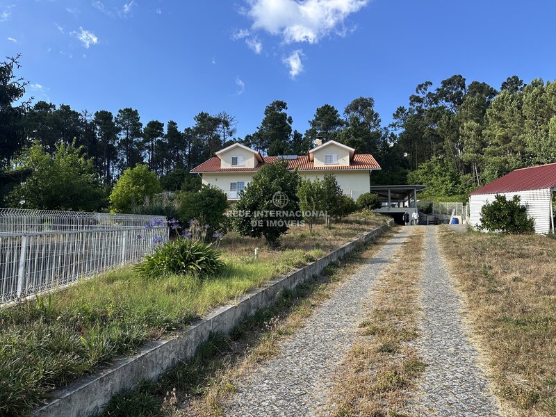 Moradia isolada, com piscina, excelentes áreas e 2.360m2 de terreno, em Castro Aire