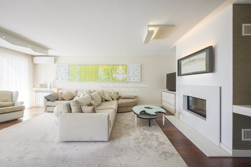 Apartamento T4 com 2 suítes e garagem fechada no centro do Porto
