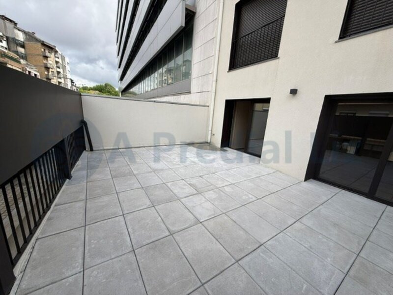 Apartamento T1 c/ terraço - junto à Rotunda da Boavista / Casa da Musica