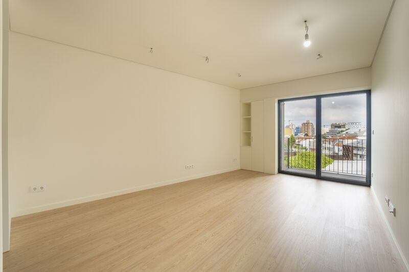 Apartamento novo T1 Maternidade  Cedofeita Porto - jardim, vidros duplos, varandas, terraço, bbq, isolamento acústico