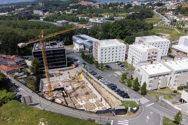 Loja Equipada junto ao centro Universidade Azurém Guimarães - isolamento térmico, excelente localização, cozinha, lugar de garagem, garagem